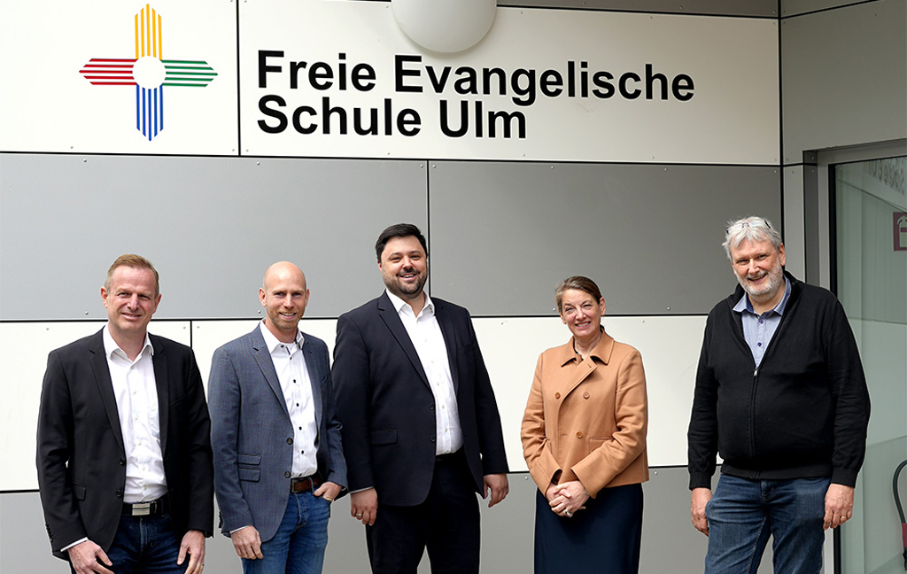 Vertreter der Volksbank Ulm Biberach und der Schulleitung der FES Ulm bei der Spendenübergabe